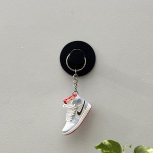 air jordan 1 | nike AJ1 | sneaker keychain | miniature box  | sneaker collector | sneaker accessories | red | black